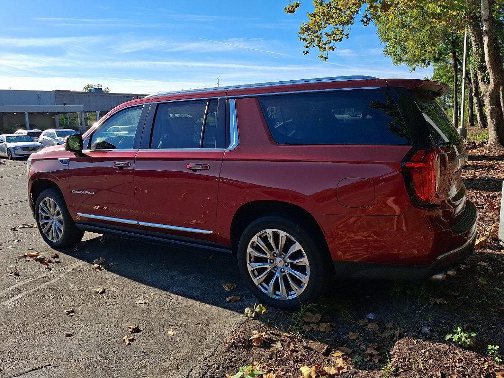Used 2023 GMC Yukon XL Denali w/ Denali Reserve Package AWD/4WD image 3
