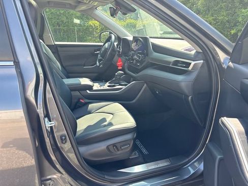 Used 2023 Toyota Highlander XLE FWD image 11