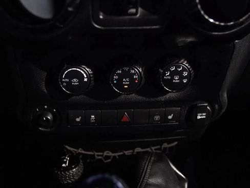 Used 2015 Jeep Wrangler Unlimited Rubicon AWD/4WD image 36