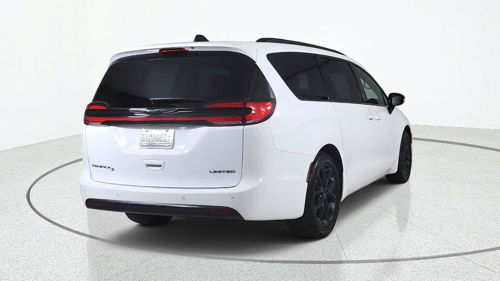 Used 2025 Chrysler Pacifica Limited FWD image 6
