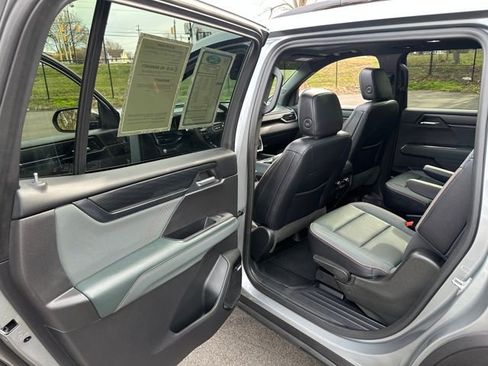 Used 2024 GMC Acadia AT4 w/ Luxury Package AWD/4WD image 21