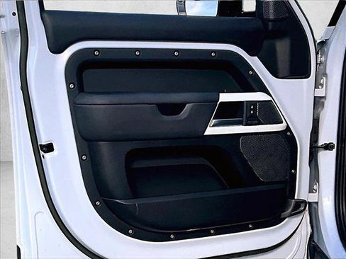 Used 2023 Land Rover Defender 110 SE image 17