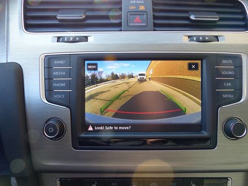 Used 2017 Volkswagen Golf SE image 31