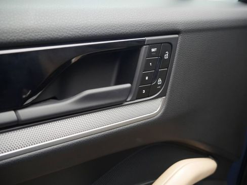 Certified 2025 Porsche Cayenne AWD/4WD image 16
