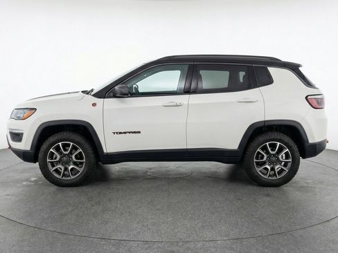 Used 2025 Jeep Compass Trailhawk image 5