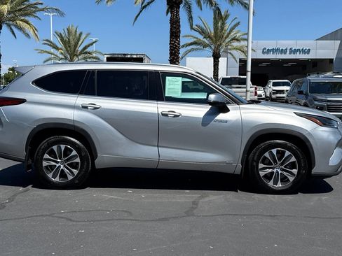 Used 2021 Toyota Highlander XLE AWD/4WD image 2
