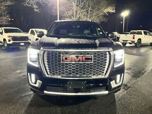 Used 2022 GMC Yukon Denali w/ Denali Premium Package image 3