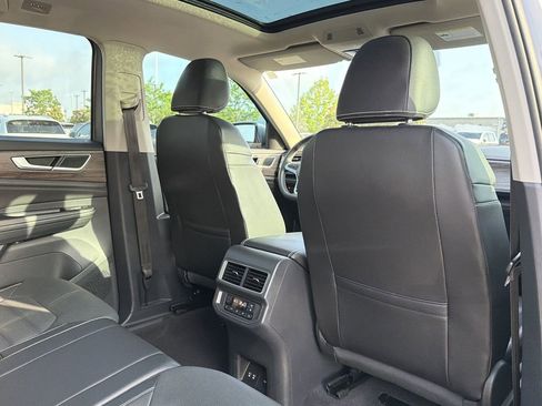 Used 2024 Volkswagen Atlas SEL AWD/4WD image 19