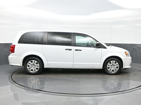 Used 2019 Dodge Grand Caravan SE w/ UConnect Hands-Free Group image 7