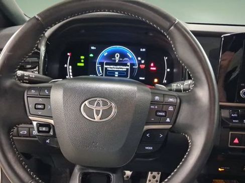 Used 2025 Toyota Camry SE FWD image 11