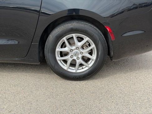 Used 2023 Chrysler Pacifica Touring-L image 12