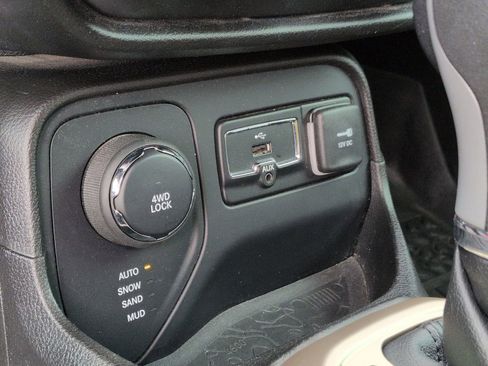 Used 2017 Jeep Renegade Latitude w/ Popular Equipment Group image 36