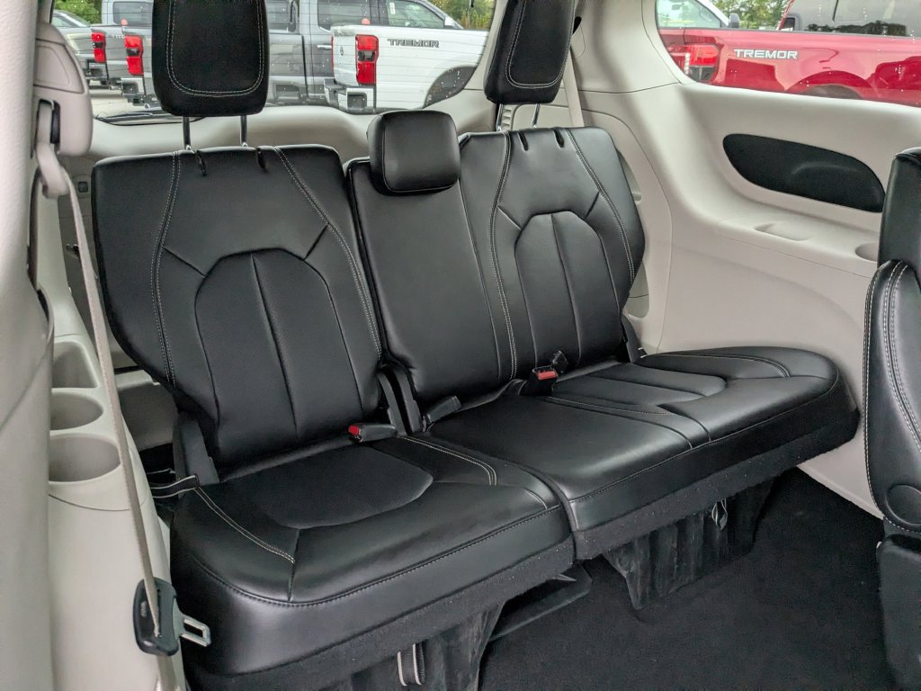 Used 2024 Chrysler Pacifica Touring-L FWD image 16