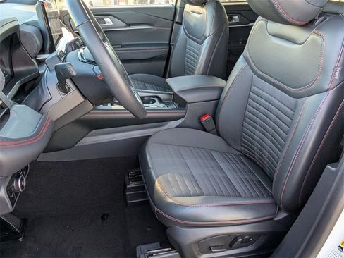 Used 2025 Ford Explorer ST-Line w/ ST-Line Street Pack image 18