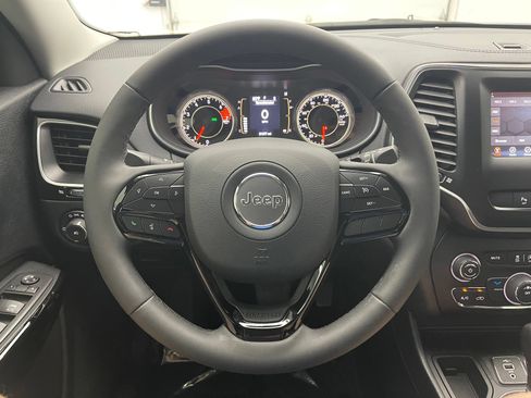 Used 2021 Jeep Cherokee Latitude Plus FWD image 18