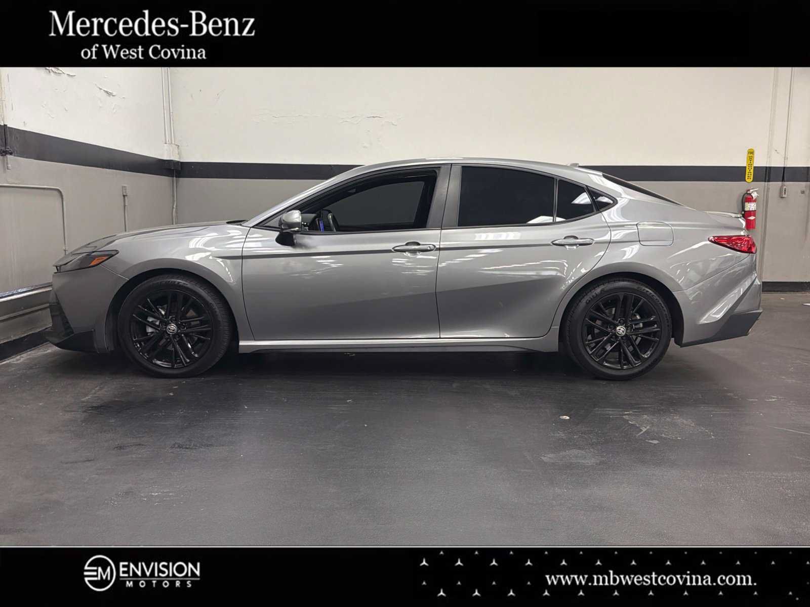 Used 2025 Toyota Camry SE FWD image 8