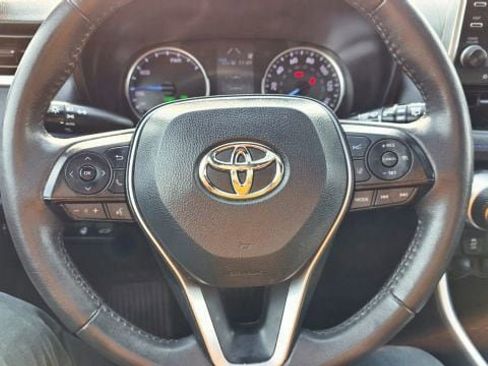Used 2022 Toyota RAV4 SE w/ Convenience Package image 17
