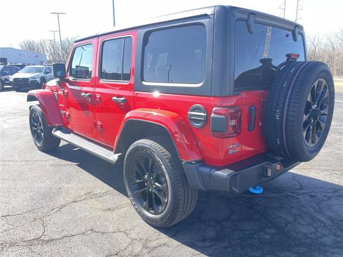 Used 2022 Jeep Wrangler Unlimited Sahara AWD/4WD image 3