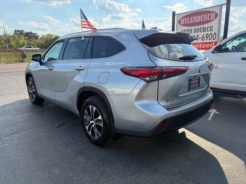 Used 2022 Toyota Highlander XLE image 7