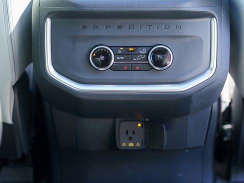 Used 2026 Ford Expedition Platinum image 17