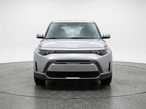 Used 2025 Kia Soul LX w/ LX Technology Package FWD image 2