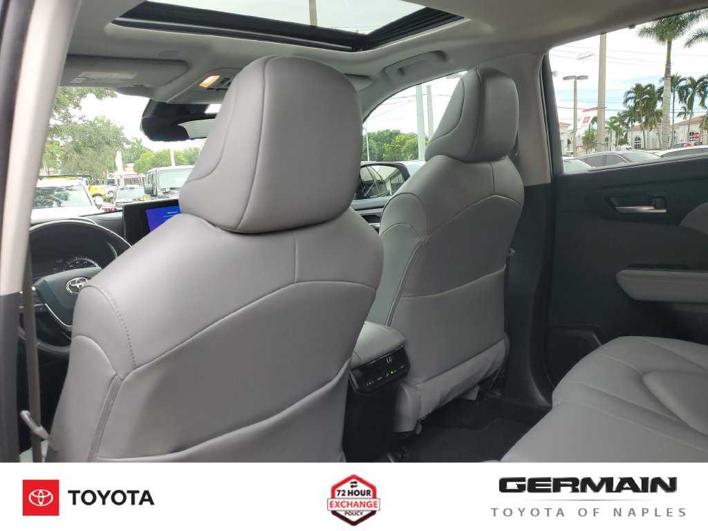 Used 2024 Toyota Highlander XLE FWD image 23