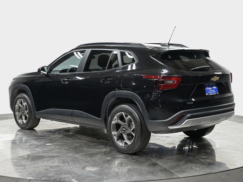 Used 2024 Chevrolet Trax LT w/ Sunroof Package FWD image 4