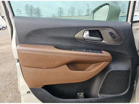 Used 2017 Chrysler Pacifica Limited w/ UConnect Theater Package image 15