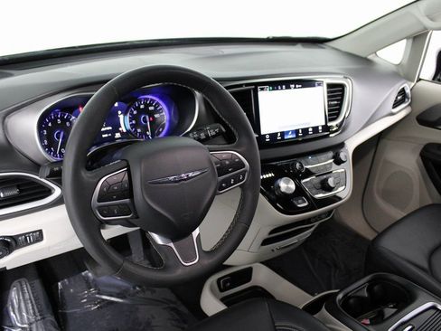 Used 2024 Chrysler Pacifica Touring-L image 4