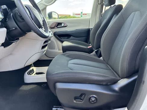 Used 2023 Chrysler Voyager LX FWD image 18