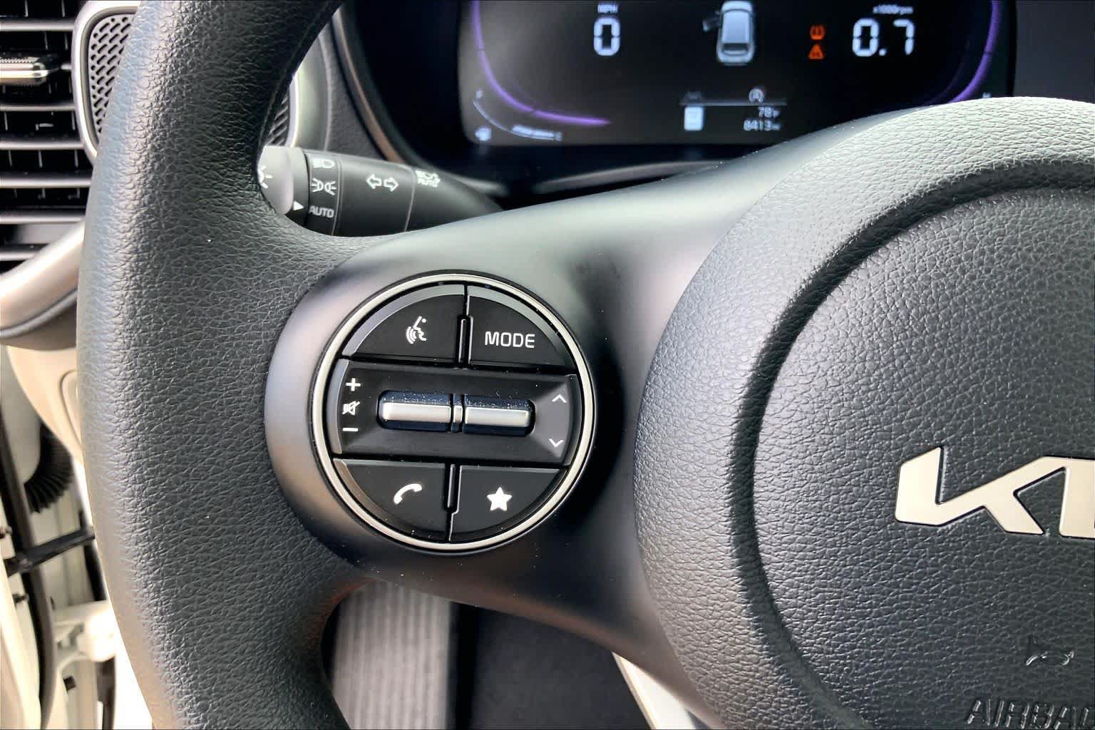 Used 2025 Kia Soul LX w/ LX Technology Package FWD image 23