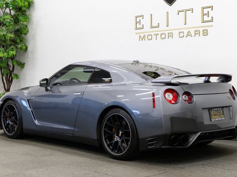 Used 2013 Nissan GT-R Premium image 3