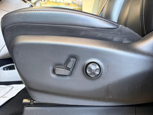 Used 2023 Chrysler Pacifica Touring-L FWD image 13