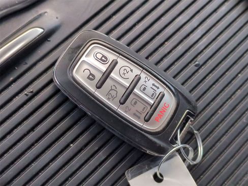 Used 2023 Chrysler Pacifica Touring-L image 34