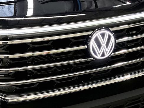 Used 2025 Volkswagen Atlas SE w/ Black Wheel Package image 31