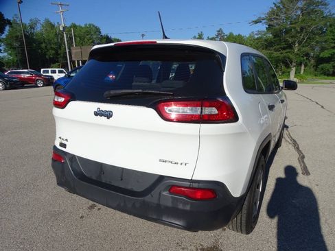 Used 2017 Jeep Cherokee 4WD Sport image 8