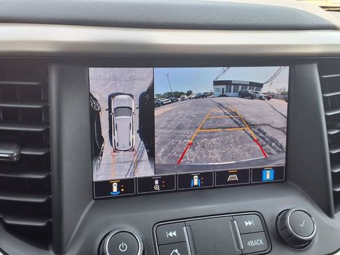 Used 2023 GMC Acadia Denali w/ Denali Technology Package FWD image 9