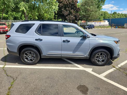 Used 2025 Honda Pilot TrailSport image 7
