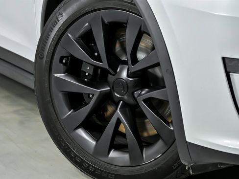 Used 2023 Tesla Model X Plaid image 3