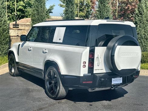 Used 2024 Land Rover Defender 130 X-Dynamic SE image 3