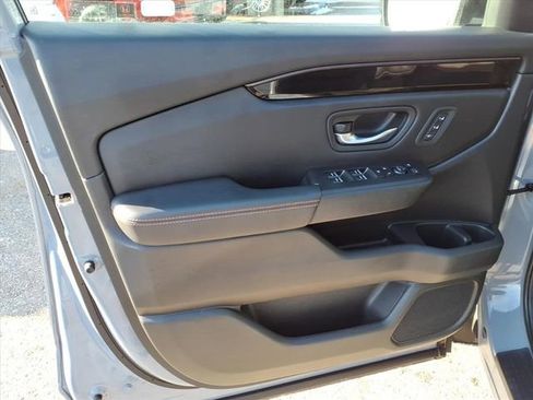 Used 2025 Honda Pilot TrailSport image 16