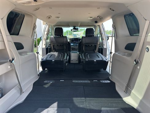 Used 2024 Chrysler Pacifica Touring-L FWD image 35
