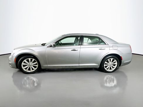 Used 2017 Chrysler 300 C image 4