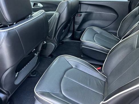 Used 2024 Chrysler Pacifica Premium FWD image 11