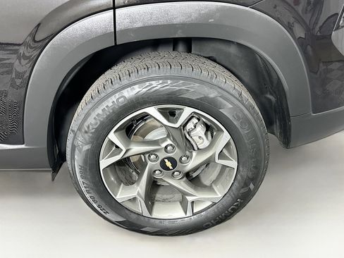 Used 2025 Chevrolet Trax LT w/ LT Convenience Package image 11