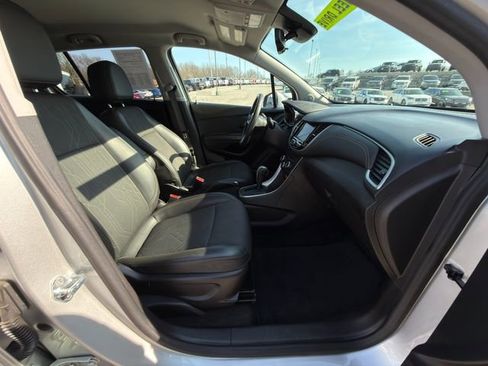 Used 2022 Chevrolet Trax LT w/ LT Convenience Package image 9