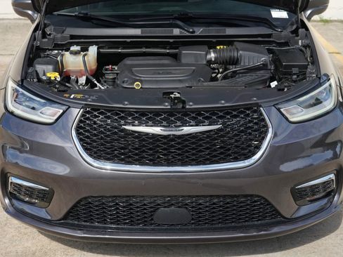 Used 2022 Chrysler Pacifica Touring-L FWD image 7