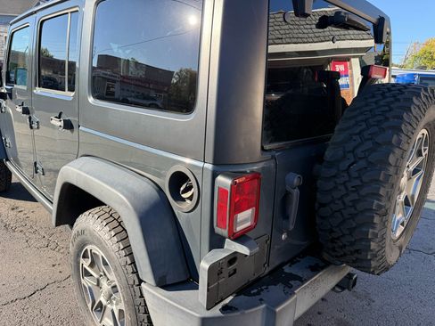 Used 2018 Jeep Wrangler Unlimited Rubicon w/ Connectivity Group image 12