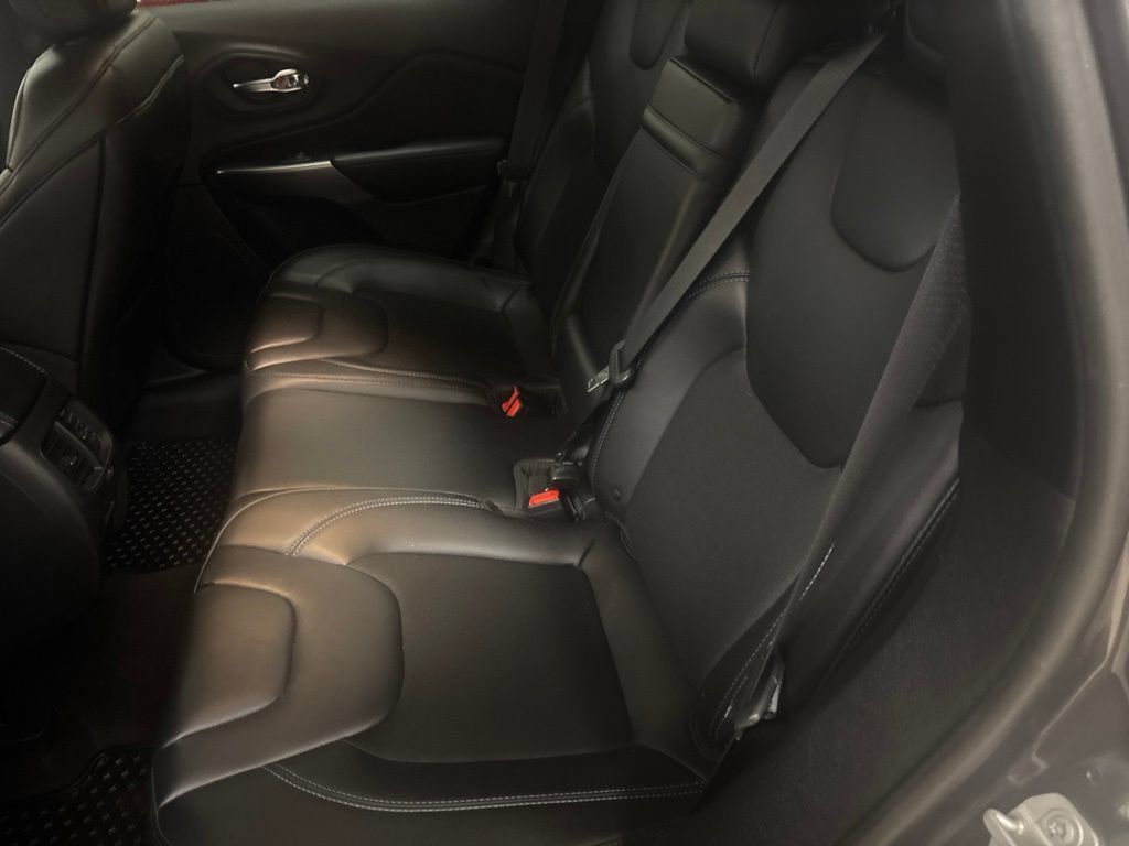 Used 2019 Jeep Cherokee Latitude Plus w/ Cold Weather Group AWD/4WD image 26