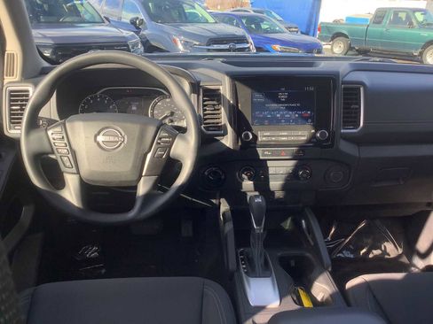 Used 2023 Nissan Frontier SV image 9